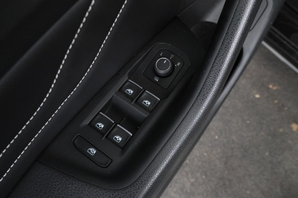 Volkswagen Passat Variant 2.0 TSI R-Line Business + Trekhaak, Automaat, Panorama, Adaptieve cruise