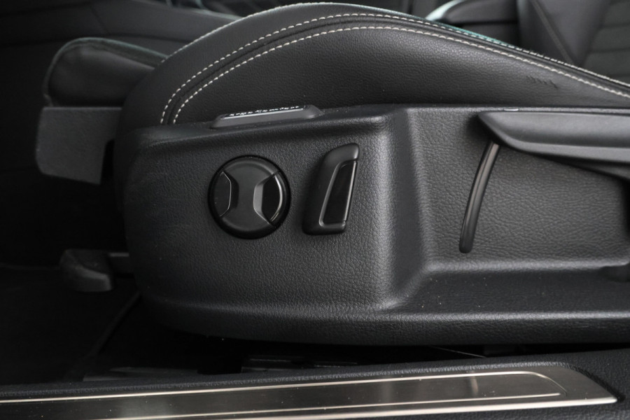 Volkswagen Passat Variant 2.0 TSI R-Line Business + Trekhaak, Automaat, Panorama, Adaptieve cruise