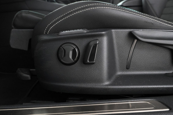 Volkswagen Passat Variant 2.0 TSI R-Line Business + Trekhaak, Automaat, Panorama, Adaptieve cruise