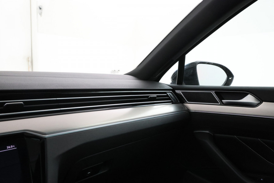 Volkswagen Passat Variant 2.0 TSI R-Line Business + Trekhaak, Automaat, Panorama, Adaptieve cruise