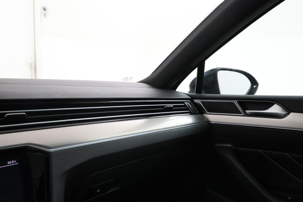 Volkswagen Passat Variant 2.0 TSI R-Line Business + Trekhaak, Automaat, Panorama, Adaptieve cruise