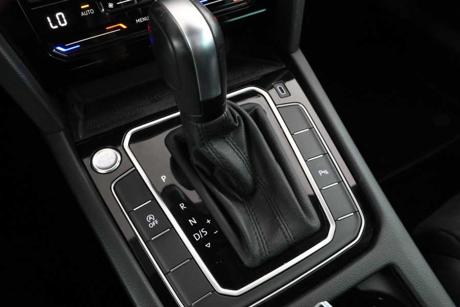 Volkswagen Passat Variant 2.0 TSI R-Line Business + Trekhaak, Automaat, Panorama, Adaptieve cruise