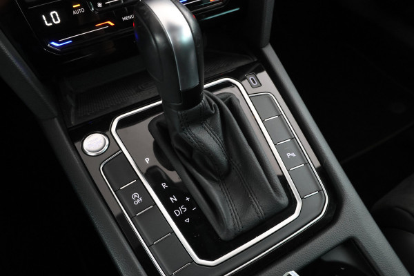 Volkswagen Passat Variant 2.0 TSI R-Line Business + Trekhaak, Automaat, Panorama, Adaptieve cruise