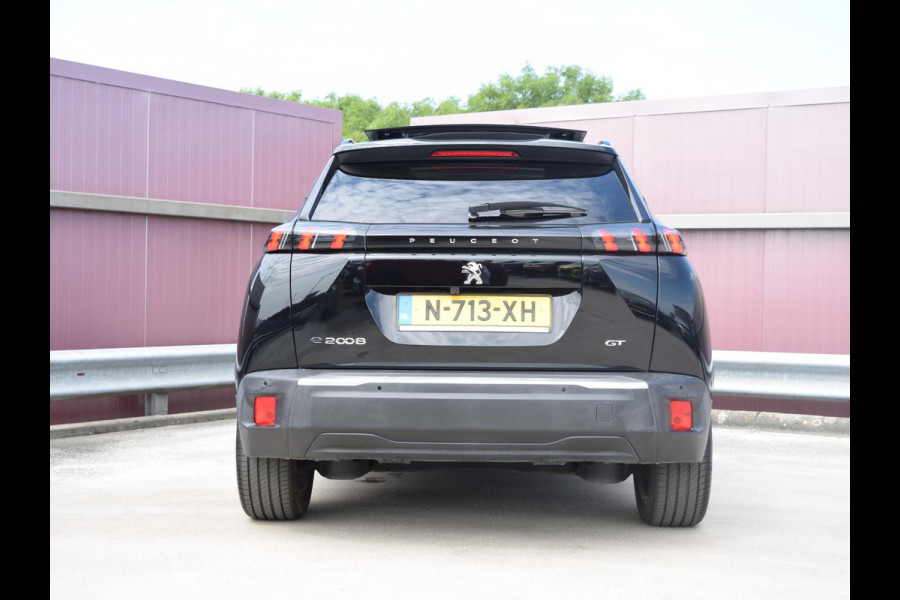 Peugeot e-2008 EV GT Pack 50 kWh SCHUIF- KANTELDAK | STOELVERWARMING | CAMERA MET SENSOREN | NAVI & CARPLAY |