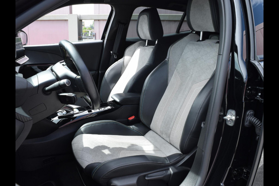 Peugeot e-2008 EV GT Pack 50 kWh SCHUIF- KANTELDAK | STOELVERWARMING | CAMERA MET SENSOREN | NAVI & CARPLAY |