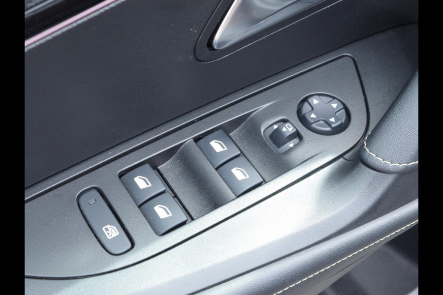 Peugeot e-2008 EV GT Pack 50 kWh SCHUIF- KANTELDAK | STOELVERWARMING | CAMERA MET SENSOREN | NAVI & CARPLAY |