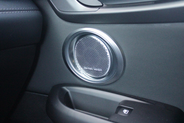 Alfa Romeo Tonale PHEV 280PK VELOCE | PANORAMISCH SCHUIF/KANTEL DAK | PREMIUM PACK: LEDEREN BEKLEDING/GEVENTILEERDE VOORSTOELEN/4-VOUDIG ELEKTRISCH VERSTELBARE LENDESTEUN VOORSTOELEN/HOOGGLANS ZWARTE RAAMOMLIJSTING/AMBIENT LIGHTING | TECHNOLOGY PACK: PARKEERWAARSCHUWING VOOR EN ACHTER/360° CAMERA/AUTOMATISCH INPARKEREN/ AUTONOMOUS DRIVING LEVEL 2: ADAPTIVE CRUISE CONTROL/LANE CENTERING ASSIST/TRAFFIC JAM ASSIST DODEHOEK DETECTIE AUTOMATISCH DIMMENDE BUITENSPIEGELS ELEKTRISCH BEDIENBARE ACHTERKLEP | WINTERPACK: STOELVERWARMING VOOR/STUURVERWARMING/VERWARMBARE RUITENSPROEIERS | HARMAN KAR