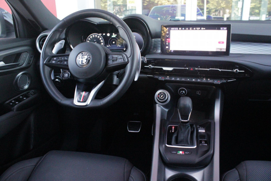Alfa Romeo Tonale PHEV 280PK VELOCE | PANORAMISCH SCHUIF/KANTEL DAK | PREMIUM PACK: LEDEREN BEKLEDING/GEVENTILEERDE VOORSTOELEN/4-VOUDIG ELEKTRISCH VERSTELBARE LENDESTEUN VOORSTOELEN/HOOGGLANS ZWARTE RAAMOMLIJSTING/AMBIENT LIGHTING | TECHNOLOGY PACK: PARKEERWAARSCHUWING VOOR EN ACHTER/360° CAMERA/AUTOMATISCH INPARKEREN/ AUTONOMOUS DRIVING LEVEL 2: ADAPTIVE CRUISE CONTROL/LANE CENTERING ASSIST/TRAFFIC JAM ASSIST DODEHOEK DETECTIE AUTOMATISCH DIMMENDE BUITENSPIEGELS ELEKTRISCH BEDIENBARE ACHTERKLEP | WINTERPACK: STOELVERWARMING VOOR/STUURVERWARMING/VERWARMBARE RUITENSPROEIERS | HARMAN KAR