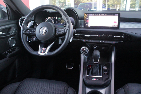 Alfa Romeo Tonale PHEV 280PK VELOCE | PANORAMISCH SCHUIF/KANTEL DAK | PREMIUM PACK: LEDEREN BEKLEDING/GEVENTILEERDE VOORSTOELEN/4-VOUDIG ELEKTRISCH VERSTELBARE LENDESTEUN VOORSTOELEN/HOOGGLANS ZWARTE RAAMOMLIJSTING/AMBIENT LIGHTING | TECHNOLOGY PACK: PARKEERWAARSCHUWING VOOR EN ACHTER/360° CAMERA/AUTOMATISCH INPARKEREN/ AUTONOMOUS DRIVING LEVEL 2: ADAPTIVE CRUISE CONTROL/LANE CENTERING ASSIST/TRAFFIC JAM ASSIST DODEHOEK DETECTIE AUTOMATISCH DIMMENDE BUITENSPIEGELS ELEKTRISCH BEDIENBARE ACHTERKLEP | WINTERPACK: STOELVERWARMING VOOR/STUURVERWARMING/VERWARMBARE RUITENSPROEIERS | HARMAN KAR