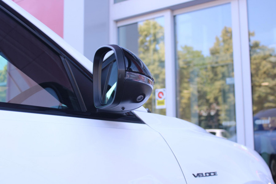 Alfa Romeo Tonale PHEV 280PK VELOCE | PANORAMISCH SCHUIF/KANTEL DAK | PREMIUM PACK: LEDEREN BEKLEDING/GEVENTILEERDE VOORSTOELEN/4-VOUDIG ELEKTRISCH VERSTELBARE LENDESTEUN VOORSTOELEN/HOOGGLANS ZWARTE RAAMOMLIJSTING/AMBIENT LIGHTING | TECHNOLOGY PACK: PARKEERWAARSCHUWING VOOR EN ACHTER/360° CAMERA/AUTOMATISCH INPARKEREN/ AUTONOMOUS DRIVING LEVEL 2: ADAPTIVE CRUISE CONTROL/LANE CENTERING ASSIST/TRAFFIC JAM ASSIST DODEHOEK DETECTIE AUTOMATISCH DIMMENDE BUITENSPIEGELS ELEKTRISCH BEDIENBARE ACHTERKLEP | WINTERPACK: STOELVERWARMING VOOR/STUURVERWARMING/VERWARMBARE RUITENSPROEIERS | HARMAN KAR