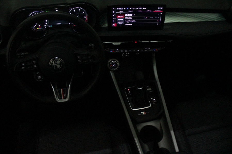 Alfa Romeo Tonale PHEV 280PK VELOCE | PANORAMISCH SCHUIF/KANTEL DAK | PREMIUM PACK: LEDEREN BEKLEDING/GEVENTILEERDE VOORSTOELEN/4-VOUDIG ELEKTRISCH VERSTELBARE LENDESTEUN VOORSTOELEN/HOOGGLANS ZWARTE RAAMOMLIJSTING/AMBIENT LIGHTING | TECHNOLOGY PACK: PARKEERWAARSCHUWING VOOR EN ACHTER/360° CAMERA/AUTOMATISCH INPARKEREN/ AUTONOMOUS DRIVING LEVEL 2: ADAPTIVE CRUISE CONTROL/LANE CENTERING ASSIST/TRAFFIC JAM ASSIST DODEHOEK DETECTIE AUTOMATISCH DIMMENDE BUITENSPIEGELS ELEKTRISCH BEDIENBARE ACHTERKLEP | WINTERPACK: STOELVERWARMING VOOR/STUURVERWARMING/VERWARMBARE RUITENSPROEIERS | HARMAN KAR