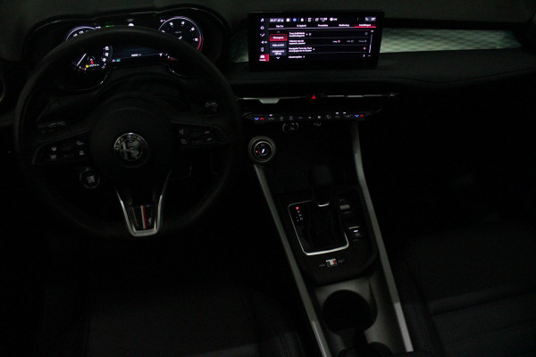 Alfa Romeo Tonale PHEV 280PK VELOCE | PANORAMISCH SCHUIF/KANTEL DAK | PREMIUM PACK: LEDEREN BEKLEDING/GEVENTILEERDE VOORSTOELEN/4-VOUDIG ELEKTRISCH VERSTELBARE LENDESTEUN VOORSTOELEN/HOOGGLANS ZWARTE RAAMOMLIJSTING/AMBIENT LIGHTING | TECHNOLOGY PACK: PARKEERWAARSCHUWING VOOR EN ACHTER/360° CAMERA/AUTOMATISCH INPARKEREN/ AUTONOMOUS DRIVING LEVEL 2: ADAPTIVE CRUISE CONTROL/LANE CENTERING ASSIST/TRAFFIC JAM ASSIST DODEHOEK DETECTIE AUTOMATISCH DIMMENDE BUITENSPIEGELS ELEKTRISCH BEDIENBARE ACHTERKLEP | WINTERPACK: STOELVERWARMING VOOR/STUURVERWARMING/VERWARMBARE RUITENSPROEIERS | HARMAN KAR