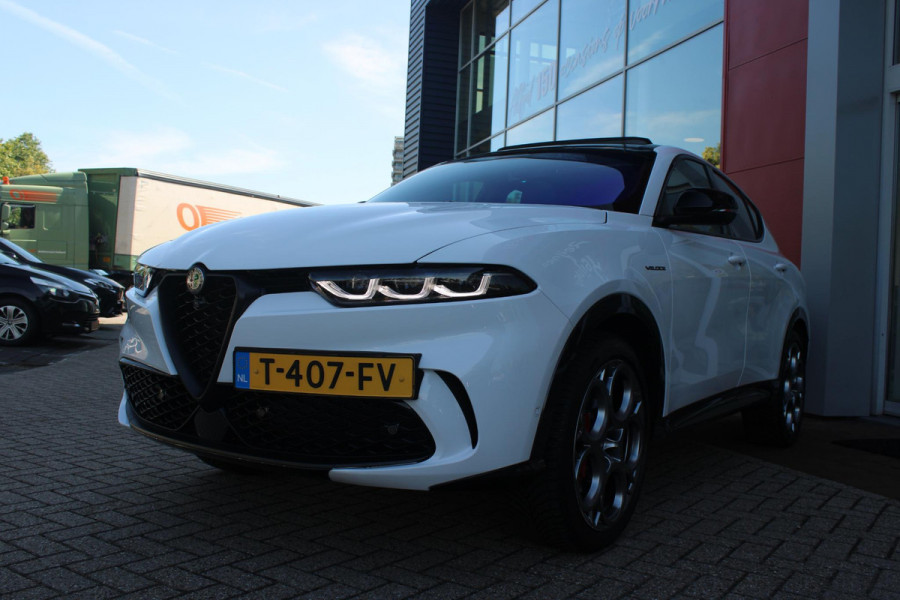 Alfa Romeo Tonale PHEV 280PK VELOCE | PANORAMISCH SCHUIF/KANTEL DAK | PREMIUM PACK: LEDEREN BEKLEDING/GEVENTILEERDE VOORSTOELEN/4-VOUDIG ELEKTRISCH VERSTELBARE LENDESTEUN VOORSTOELEN/HOOGGLANS ZWARTE RAAMOMLIJSTING/AMBIENT LIGHTING | TECHNOLOGY PACK: PARKEERWAARSCHUWING VOOR EN ACHTER/360° CAMERA/AUTOMATISCH INPARKEREN/ AUTONOMOUS DRIVING LEVEL 2: ADAPTIVE CRUISE CONTROL/LANE CENTERING ASSIST/TRAFFIC JAM ASSIST DODEHOEK DETECTIE AUTOMATISCH DIMMENDE BUITENSPIEGELS ELEKTRISCH BEDIENBARE ACHTERKLEP | WINTERPACK: STOELVERWARMING VOOR/STUURVERWARMING/VERWARMBARE RUITENSPROEIERS | HARMAN KAR