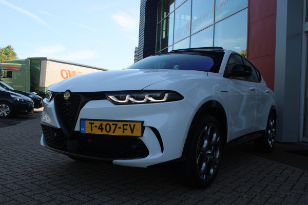 Alfa Romeo Tonale PHEV 280PK VELOCE | PANORAMISCH SCHUIF/KANTEL DAK | PREMIUM PACK: LEDEREN BEKLEDING/GEVENTILEERDE VOORSTOELEN/4-VOUDIG ELEKTRISCH VERSTELBARE LENDESTEUN VOORSTOELEN/HOOGGLANS ZWARTE RAAMOMLIJSTING/AMBIENT LIGHTING | TECHNOLOGY PACK: PARKEERWAARSCHUWING VOOR EN ACHTER/360° CAMERA/AUTOMATISCH INPARKEREN/ AUTONOMOUS DRIVING LEVEL 2: ADAPTIVE CRUISE CONTROL/LANE CENTERING ASSIST/TRAFFIC JAM ASSIST DODEHOEK DETECTIE AUTOMATISCH DIMMENDE BUITENSPIEGELS ELEKTRISCH BEDIENBARE ACHTERKLEP | WINTERPACK: STOELVERWARMING VOOR/STUURVERWARMING/VERWARMBARE RUITENSPROEIERS | HARMAN KAR