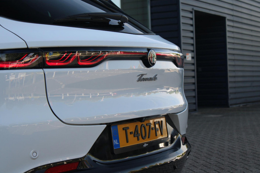 Alfa Romeo Tonale PHEV 280PK VELOCE | PANORAMISCH SCHUIF/KANTEL DAK | PREMIUM PACK: LEDEREN BEKLEDING/GEVENTILEERDE VOORSTOELEN/4-VOUDIG ELEKTRISCH VERSTELBARE LENDESTEUN VOORSTOELEN/HOOGGLANS ZWARTE RAAMOMLIJSTING/AMBIENT LIGHTING | TECHNOLOGY PACK: PARKEERWAARSCHUWING VOOR EN ACHTER/360° CAMERA/AUTOMATISCH INPARKEREN/ AUTONOMOUS DRIVING LEVEL 2: ADAPTIVE CRUISE CONTROL/LANE CENTERING ASSIST/TRAFFIC JAM ASSIST DODEHOEK DETECTIE AUTOMATISCH DIMMENDE BUITENSPIEGELS ELEKTRISCH BEDIENBARE ACHTERKLEP | WINTERPACK: STOELVERWARMING VOOR/STUURVERWARMING/VERWARMBARE RUITENSPROEIERS | HARMAN KAR