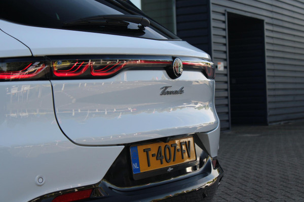 Alfa Romeo Tonale PHEV 280PK VELOCE | PANORAMISCH SCHUIF/KANTEL DAK | PREMIUM PACK: LEDEREN BEKLEDING/GEVENTILEERDE VOORSTOELEN/4-VOUDIG ELEKTRISCH VERSTELBARE LENDESTEUN VOORSTOELEN/HOOGGLANS ZWARTE RAAMOMLIJSTING/AMBIENT LIGHTING | TECHNOLOGY PACK: PARKEERWAARSCHUWING VOOR EN ACHTER/360° CAMERA/AUTOMATISCH INPARKEREN/ AUTONOMOUS DRIVING LEVEL 2: ADAPTIVE CRUISE CONTROL/LANE CENTERING ASSIST/TRAFFIC JAM ASSIST DODEHOEK DETECTIE AUTOMATISCH DIMMENDE BUITENSPIEGELS ELEKTRISCH BEDIENBARE ACHTERKLEP | WINTERPACK: STOELVERWARMING VOOR/STUURVERWARMING/VERWARMBARE RUITENSPROEIERS | HARMAN KAR