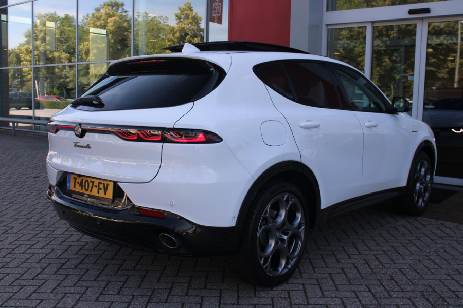 Alfa Romeo Tonale PHEV 280PK VELOCE | PANORAMISCH SCHUIF/KANTEL DAK | PREMIUM PACK: LEDEREN BEKLEDING/GEVENTILEERDE VOORSTOELEN/4-VOUDIG ELEKTRISCH VERSTELBARE LENDESTEUN VOORSTOELEN/HOOGGLANS ZWARTE RAAMOMLIJSTING/AMBIENT LIGHTING | TECHNOLOGY PACK: PARKEERWAARSCHUWING VOOR EN ACHTER/360° CAMERA/AUTOMATISCH INPARKEREN/ AUTONOMOUS DRIVING LEVEL 2: ADAPTIVE CRUISE CONTROL/LANE CENTERING ASSIST/TRAFFIC JAM ASSIST DODEHOEK DETECTIE AUTOMATISCH DIMMENDE BUITENSPIEGELS ELEKTRISCH BEDIENBARE ACHTERKLEP | WINTERPACK: STOELVERWARMING VOOR/STUURVERWARMING/VERWARMBARE RUITENSPROEIERS | HARMAN KAR