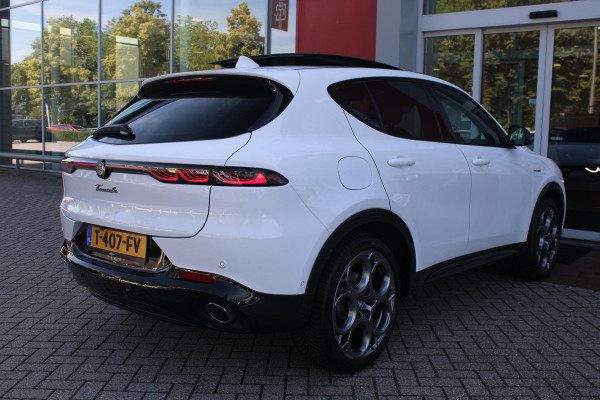 Alfa Romeo Tonale PHEV 280PK VELOCE | PANORAMISCH SCHUIF/KANTEL DAK | PREMIUM PACK: LEDEREN BEKLEDING/GEVENTILEERDE VOORSTOELEN/4-VOUDIG ELEKTRISCH VERSTELBARE LENDESTEUN VOORSTOELEN/HOOGGLANS ZWARTE RAAMOMLIJSTING/AMBIENT LIGHTING | TECHNOLOGY PACK: PARKEERWAARSCHUWING VOOR EN ACHTER/360° CAMERA/AUTOMATISCH INPARKEREN/ AUTONOMOUS DRIVING LEVEL 2: ADAPTIVE CRUISE CONTROL/LANE CENTERING ASSIST/TRAFFIC JAM ASSIST DODEHOEK DETECTIE AUTOMATISCH DIMMENDE BUITENSPIEGELS ELEKTRISCH BEDIENBARE ACHTERKLEP | WINTERPACK: STOELVERWARMING VOOR/STUURVERWARMING/VERWARMBARE RUITENSPROEIERS | HARMAN KAR