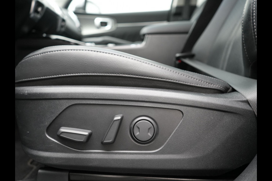 Kia Sorento 1.6 T-GDI 4WD DynamicPlusLine 265pk Dealer O.H. | Trekhaak Afn. | Panodak | Adaptive Cruise | 360 Camera | Bose Audio | Lederen Sportstoelen & Stuur Verwarmd | Keyless | Blis | Sfeerverlichting | Apple Carplay | Navigatie | DAB | Plug In Hybrid |