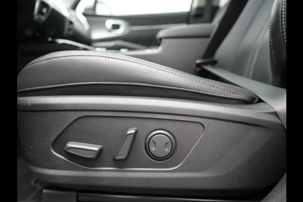Kia Sorento 1.6 T-GDI 4WD DynamicPlusLine 265pk Dealer O.H. | Trekhaak Afn. | Panodak | Adaptive Cruise | 360 Camera | Bose Audio | Lederen Sportstoelen & Stuur Verwarmd | Keyless | Blis | Sfeerverlichting | Apple Carplay | Navigatie | DAB | Plug In Hybrid |