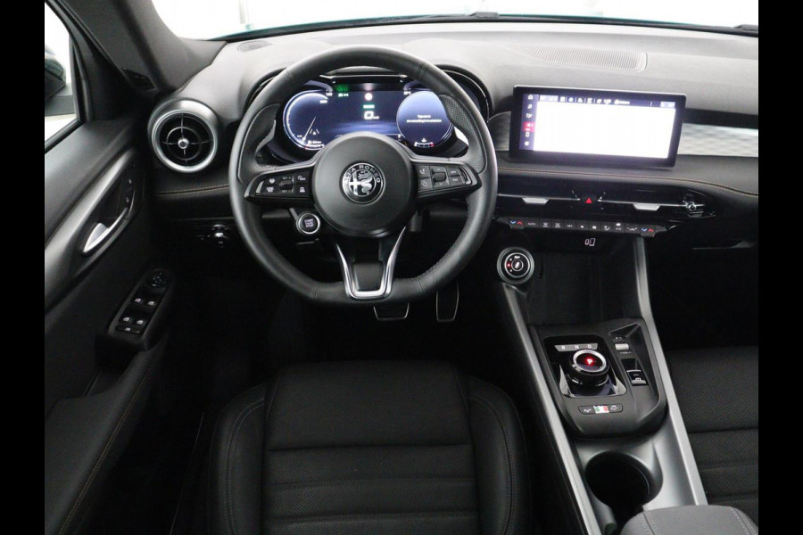Alfa Romeo Tonale 1.5T Hybrid Veloce | 360 Camera | Stoelventilatie | Adaptive cruise | Stoelverwarming | Carplay | Matrix LED | Digital cockpit | Keyless | Elektrische stoelen | Leder | Parkeerhulp | Elektrische kofferklep | Origineel NL