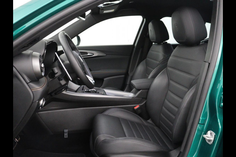 Alfa Romeo Tonale 1.5T Hybrid Veloce | 360 Camera | Stoelventilatie | Adaptive cruise | Stoelverwarming | Carplay | Matrix LED | Digital cockpit | Keyless | Elektrische stoelen | Leder | Parkeerhulp | Elektrische kofferklep | Origineel NL