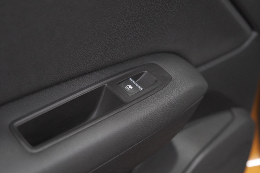 Renault Captur TCe 130 EDC Intens | Trekhaak | Adaptieve Cruise Control | Camera | Navigatie