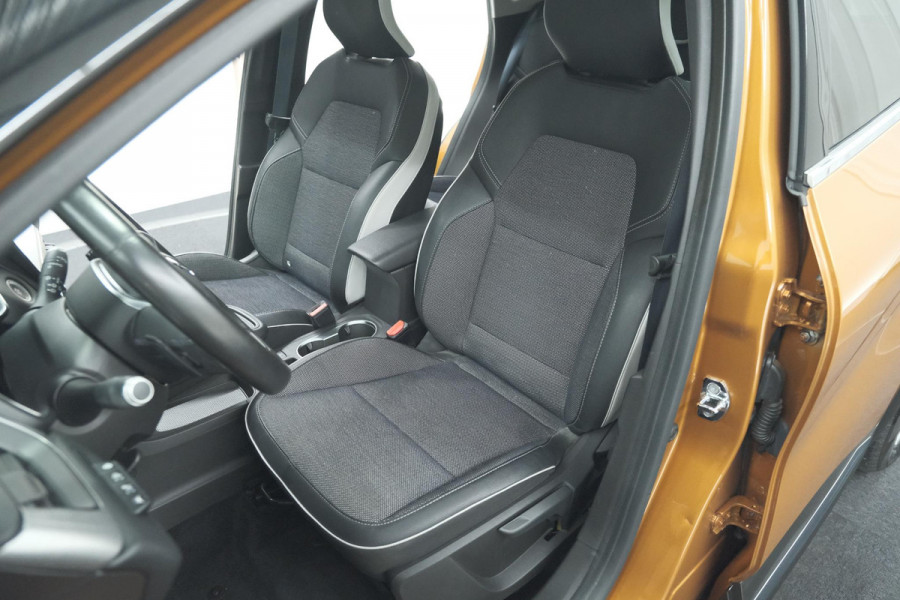 Renault Captur TCe 130 EDC Intens | Trekhaak | Adaptieve Cruise Control | Camera | Navigatie