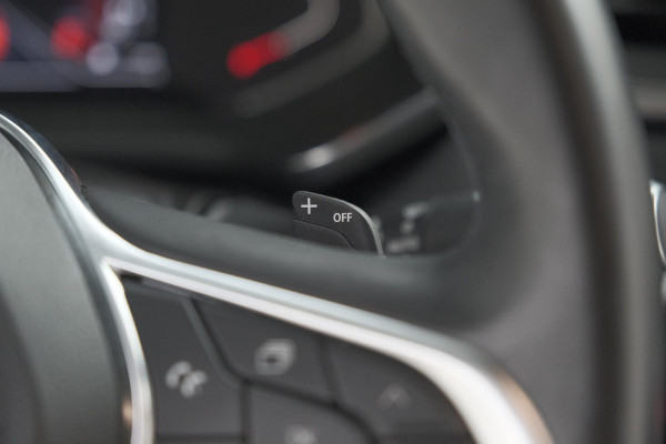 Renault Captur TCe 130 EDC Intens | Trekhaak | Adaptieve Cruise Control | Camera | Navigatie