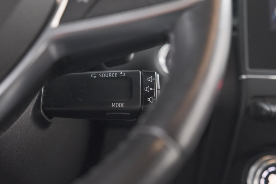 Renault Captur TCe 130 EDC Intens | Trekhaak | Adaptieve Cruise Control | Camera | Navigatie