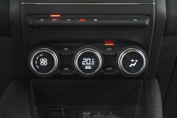 Renault Captur TCe 130 EDC Intens | Trekhaak | Adaptieve Cruise Control | Camera | Navigatie