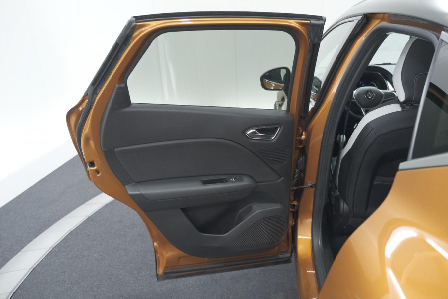 Renault Captur TCe 130 EDC Intens | Trekhaak | Adaptieve Cruise Control | Camera | Navigatie
