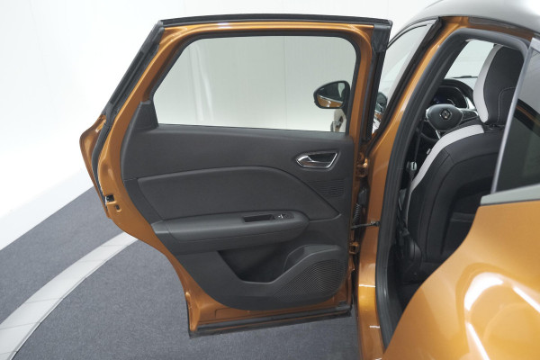 Renault Captur TCe 130 EDC Intens | Trekhaak | Adaptieve Cruise Control | Camera | Navigatie