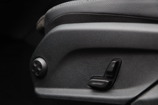 Mercedes-Benz GLC 300e 4MATIC / PANODAK / 360 / BURMESTER / MATRIX / CARPLAY
