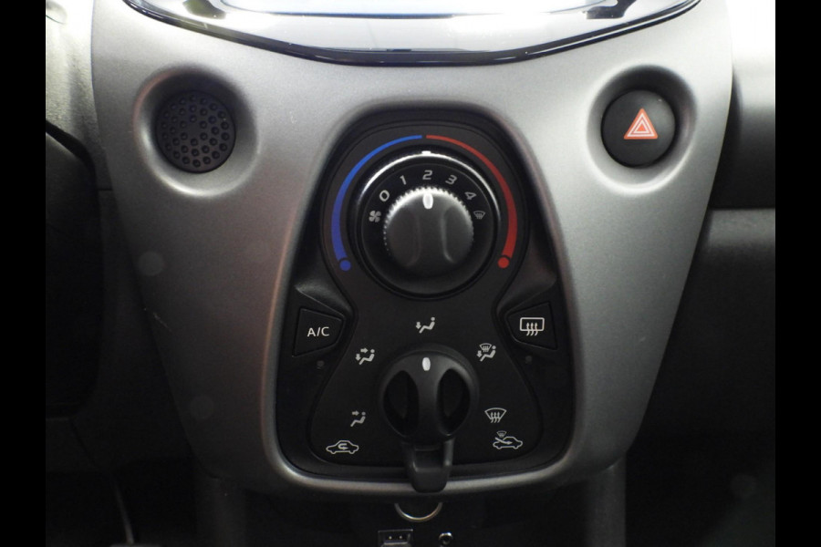 Toyota Aygo 1.0 VVT-i X-Play Limited NAVI/CAMERA/AIRCO/BLUETOOTH!