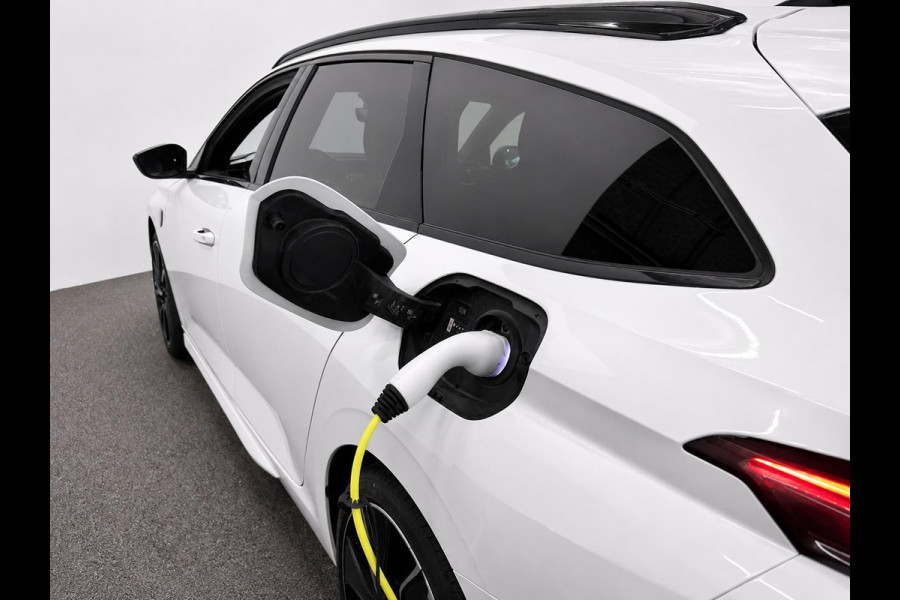 Peugeot 308 SW 1.6 Plug-in Hybrid 225 GT Navigatie Apple Carplay/Android Auto Camera Parkeersensoren Adaptive Cruise Control Stoelverwarming FULL LED Climate Control Virtual Cockpit Lichtmetalen velgen