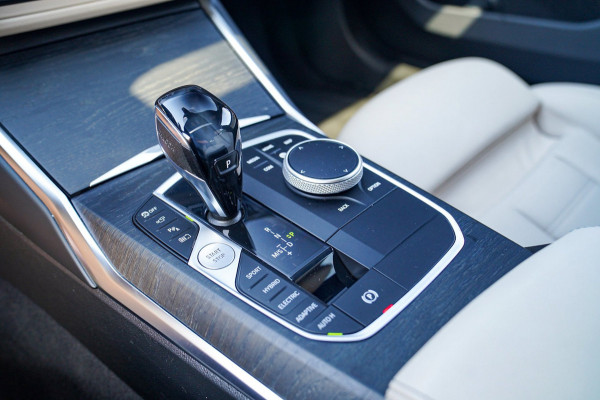 BMW 3 Serie Touring 330e High Executive | Head Up Display | 360 camera | Stuurwielverwarming|Elektrische trekhaak