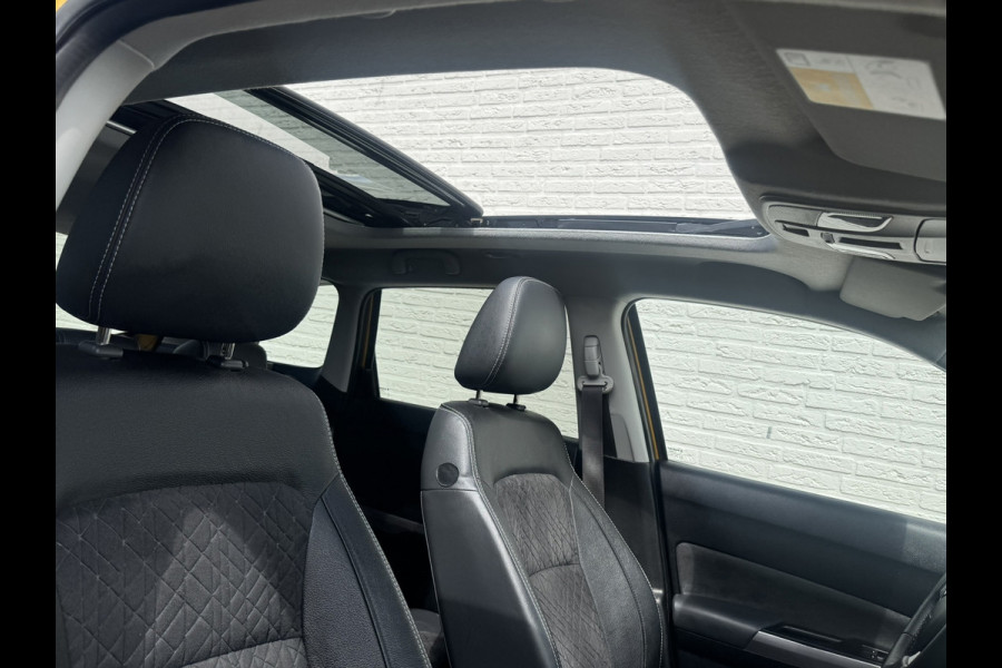 Suzuki Vitara 1.5 Hybrid Style Trekhaak Panorama dak Camera Adaptieve cruise Keyless Clima