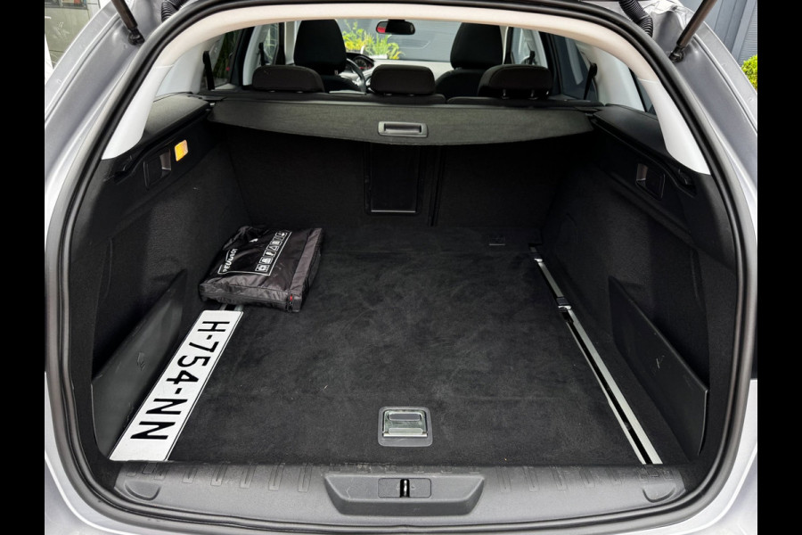 Peugeot 308 SW 1.2 PureTech Blue Lease Executive | Trekhaak | Panoramadak | Distributieriem vervangen | NL-auto
