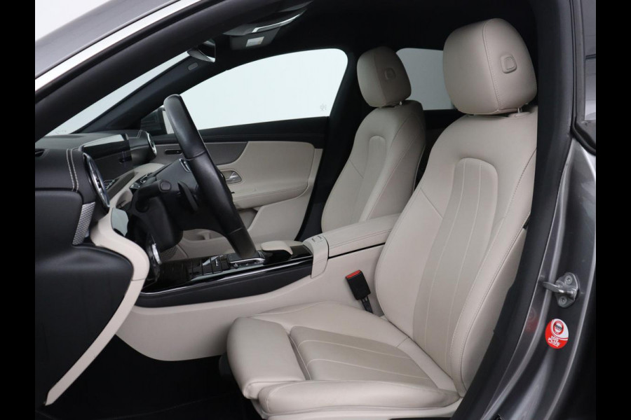 Mercedes-Benz CLA-Klasse Shooting Brake 180 Business Solution Luxury | Leder | Trekhaak | Stoelverwarming | Camera | Widescreen | Sfeerverlichting | Full LED | Park Assist | Climate control | Bluetooth
