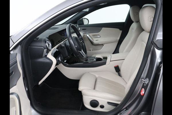 Mercedes-Benz CLA-Klasse Shooting Brake 180 Business Solution Luxury | Leder | Trekhaak | Stoelverwarming | Camera | Widescreen | Sfeerverlichting | Full LED | Park Assist | Climate control | Bluetooth