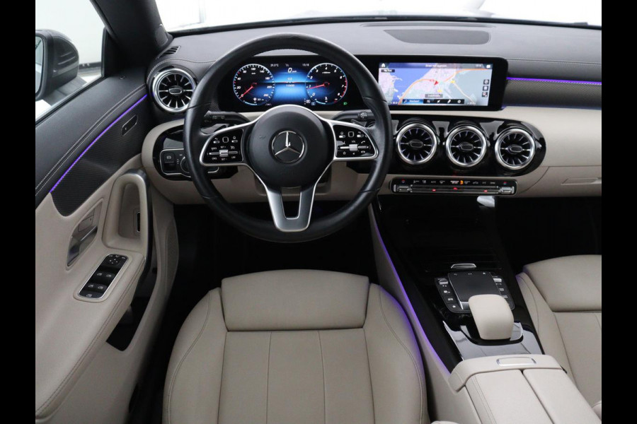 Mercedes-Benz CLA-Klasse Shooting Brake 180 Business Solution Luxury | Leder | Trekhaak | Stoelverwarming | Camera | Widescreen | Sfeerverlichting | Full LED | Park Assist | Climate control | Bluetooth