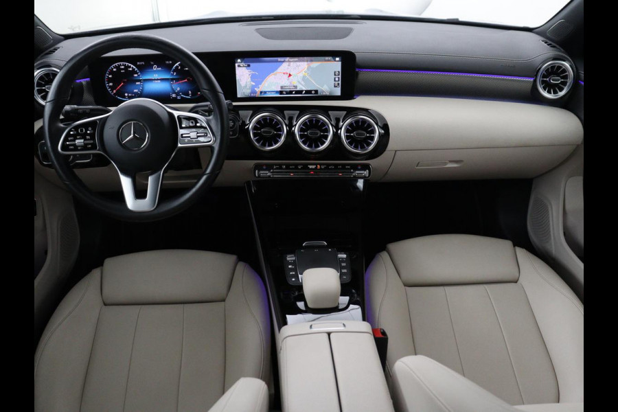 Mercedes-Benz CLA-Klasse Shooting Brake 180 Business Solution Luxury | Leder | Trekhaak | Stoelverwarming | Camera | Widescreen | Sfeerverlichting | Full LED | Park Assist | Climate control | Bluetooth
