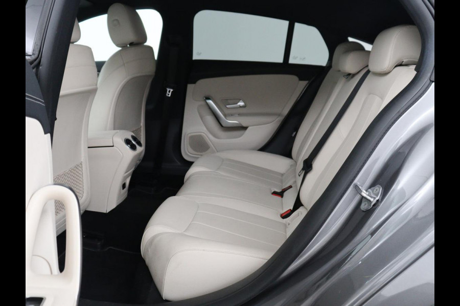 Mercedes-Benz CLA-Klasse Shooting Brake 180 Business Solution Luxury | Leder | Trekhaak | Stoelverwarming | Camera | Widescreen | Sfeerverlichting | Full LED | Park Assist | Climate control | Bluetooth