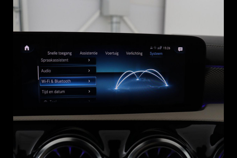 Mercedes-Benz CLA-Klasse Shooting Brake 180 Business Solution Luxury | Leder | Trekhaak | Stoelverwarming | Camera | Widescreen | Sfeerverlichting | Full LED | Park Assist | Climate control | Bluetooth