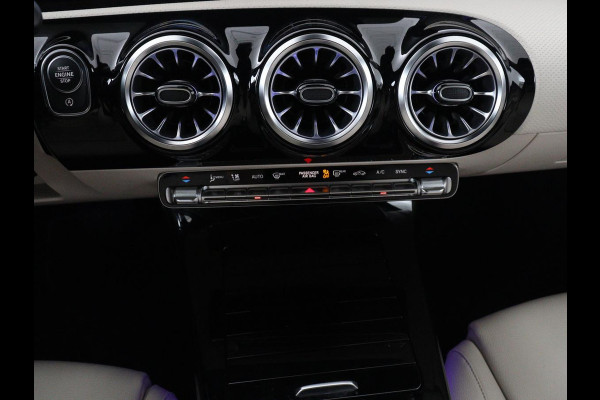 Mercedes-Benz CLA-Klasse Shooting Brake 180 Business Solution Luxury | Leder | Trekhaak | Stoelverwarming | Camera | Widescreen | Sfeerverlichting | Full LED | Park Assist | Climate control | Bluetooth