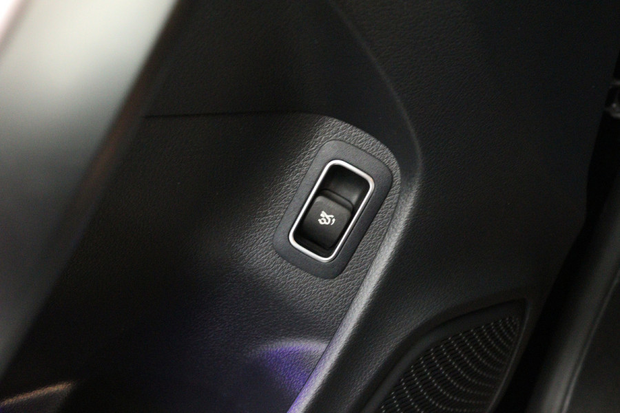 Mercedes-Benz CLA-Klasse 180 Business Solution AMG (SFEERVERLICHTING, STOELVERWARMING, NAVIGATIE, CRUISE CONTROL, PARKEERSENSOREN)
