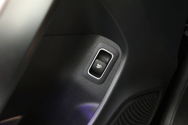 Mercedes-Benz CLA-Klasse 180 Business Solution AMG (SFEERVERLICHTING, STOELVERWARMING, NAVIGATIE, CRUISE CONTROL, PARKEERSENSOREN)