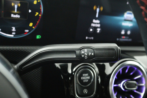 Mercedes-Benz CLA-Klasse 180 Business Solution AMG (SFEERVERLICHTING, STOELVERWARMING, NAVIGATIE, CRUISE CONTROL, PARKEERSENSOREN)