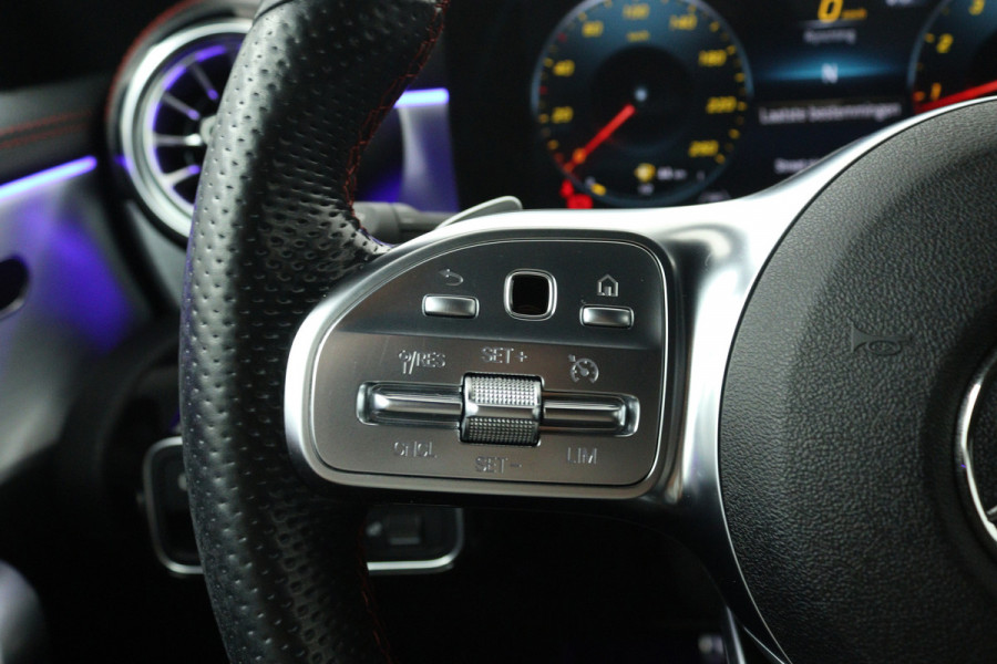 Mercedes-Benz CLA-Klasse 180 Business Solution AMG (SFEERVERLICHTING, STOELVERWARMING, NAVIGATIE, CRUISE CONTROL, PARKEERSENSOREN)